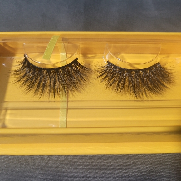 Makeup A Murder Evidence Marker 4 Eyelashes - Picture 3 of 8